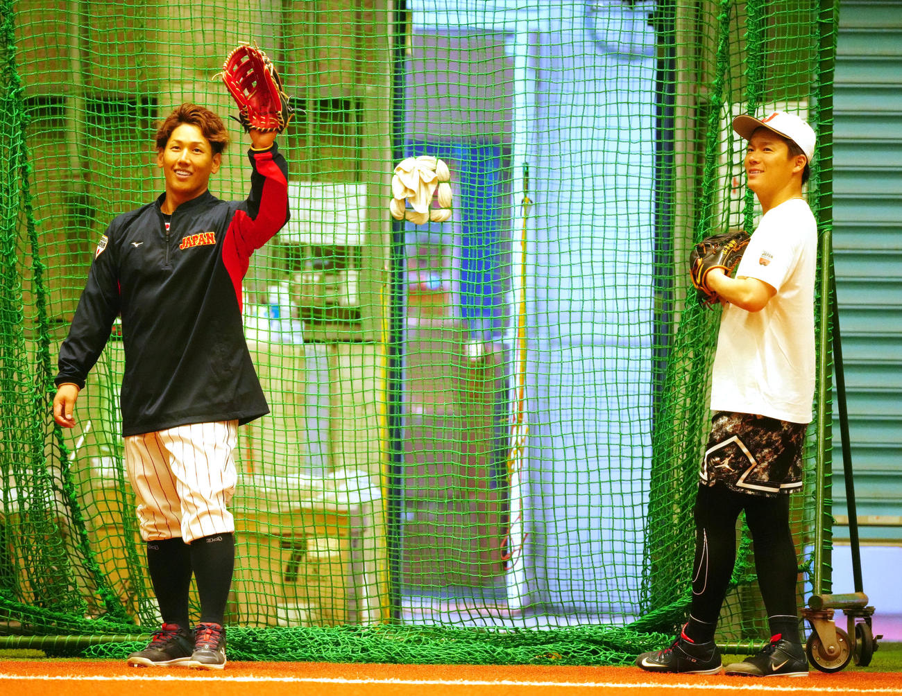 合流し、山本（右）と言葉を交わす吉田（撮影・江口和貴）