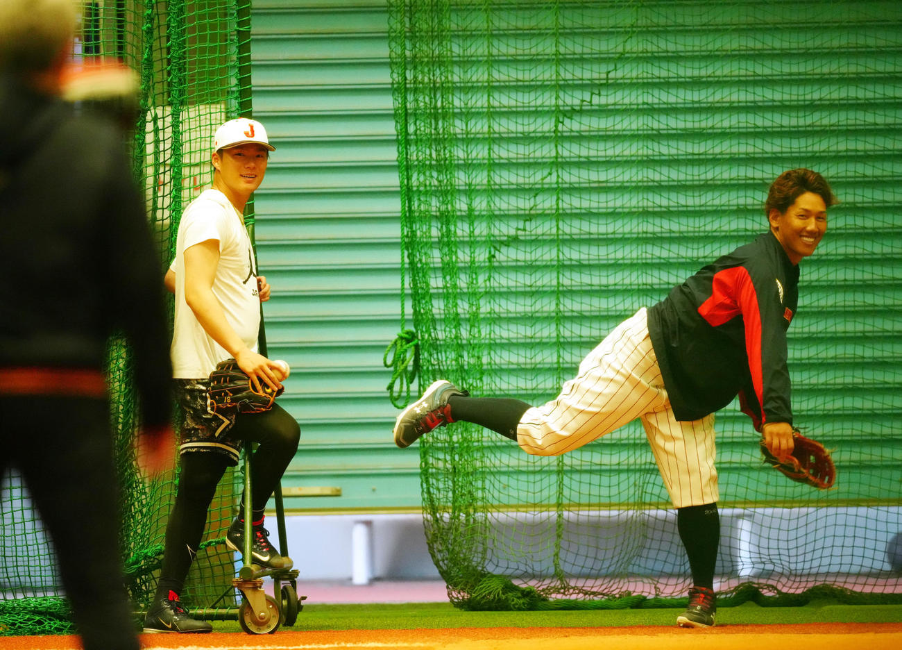 合流し、キャッチボールする吉田（右）と見つめる山本（撮影・江口和貴）