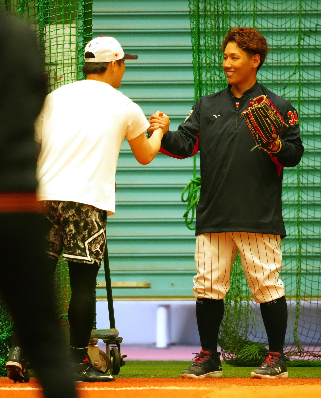 合流し、山本（左）と握手を交わす吉田（撮影・江口和貴）
