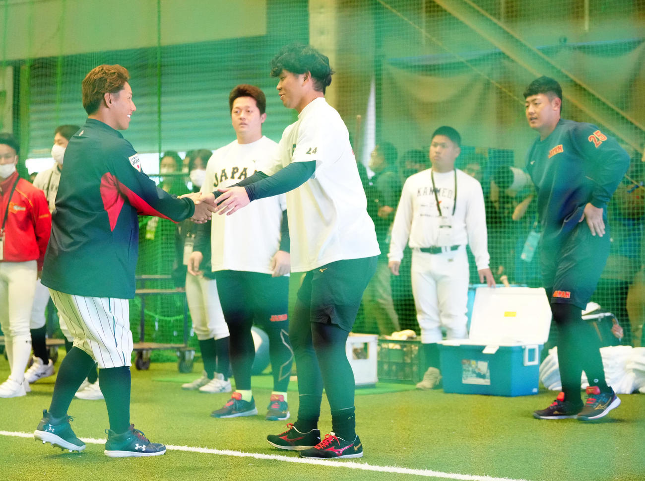 合流し、大城（中央）と握手を交わす吉田（撮影・江口和貴）