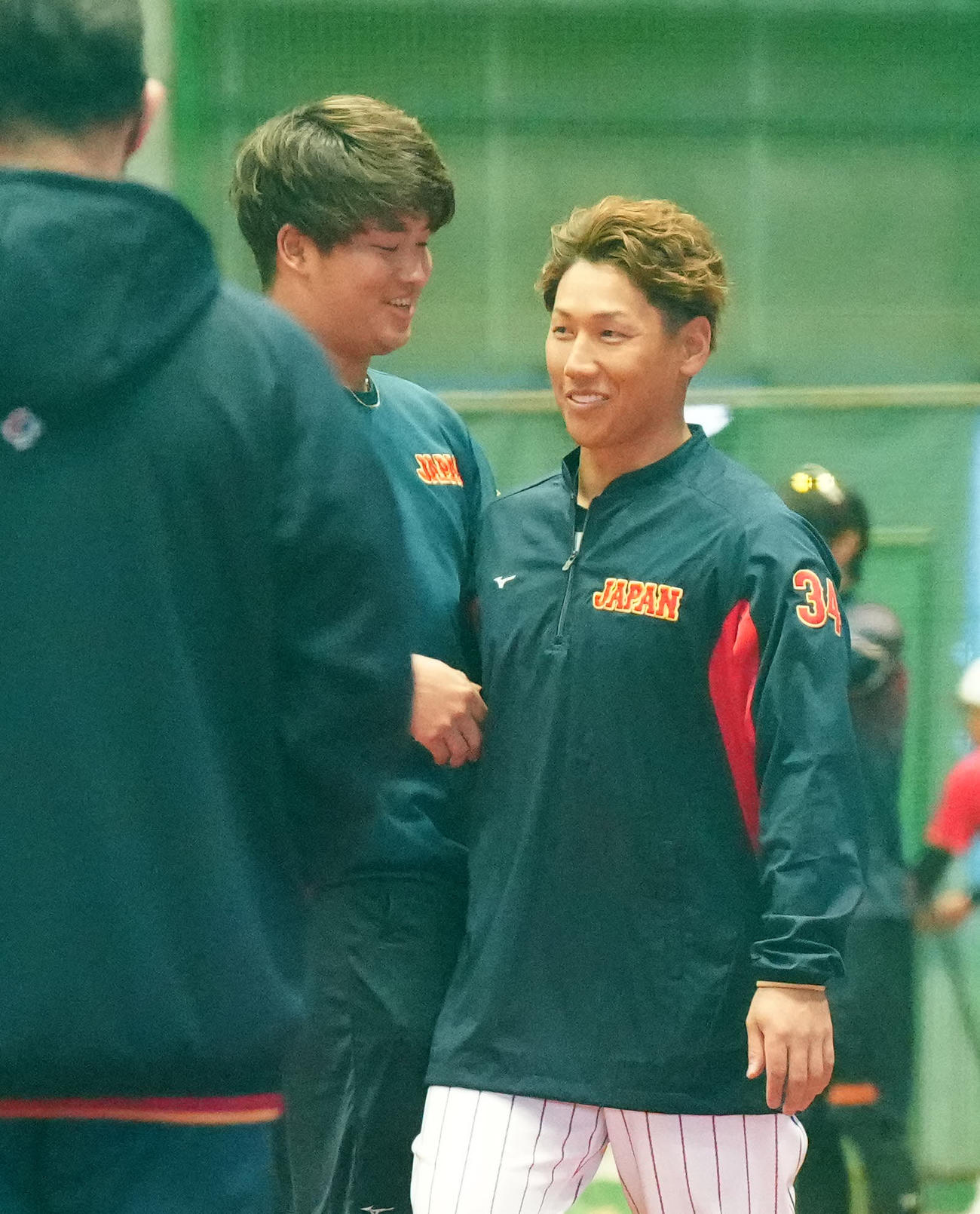 合流し、村上（左）とあいさつを交わす吉田（撮影・江口和貴）