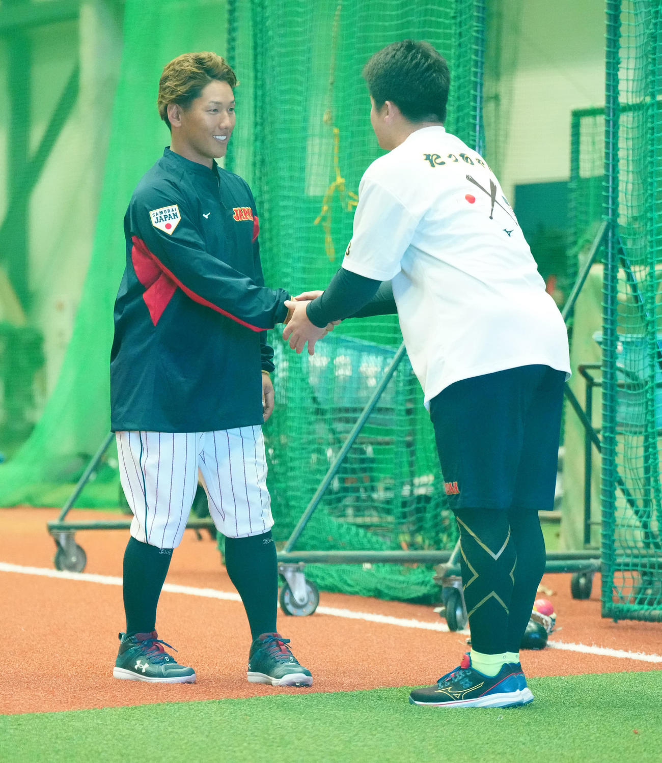合流し、牧（右）と握手を交わす吉田（撮影・江口和貴）