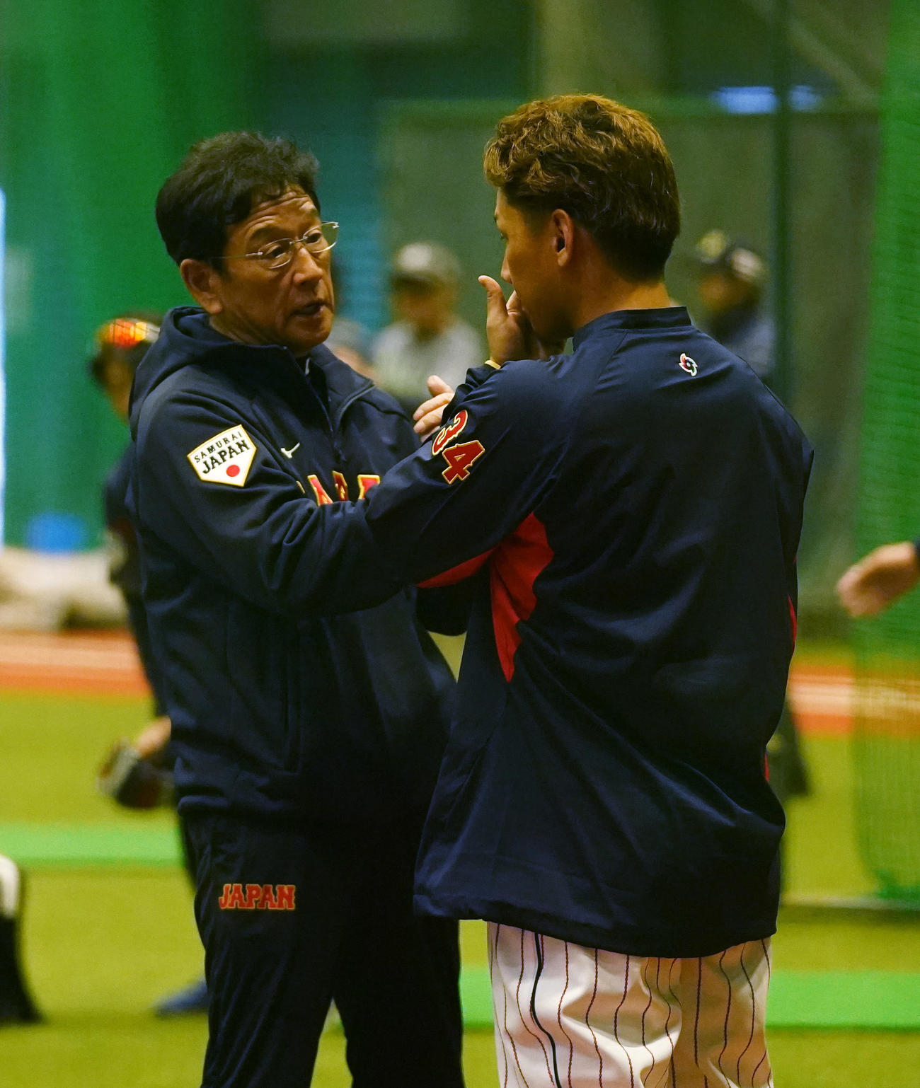 チームに合流した吉田（右）と話をする栗山監督（撮影・狩俣裕三）