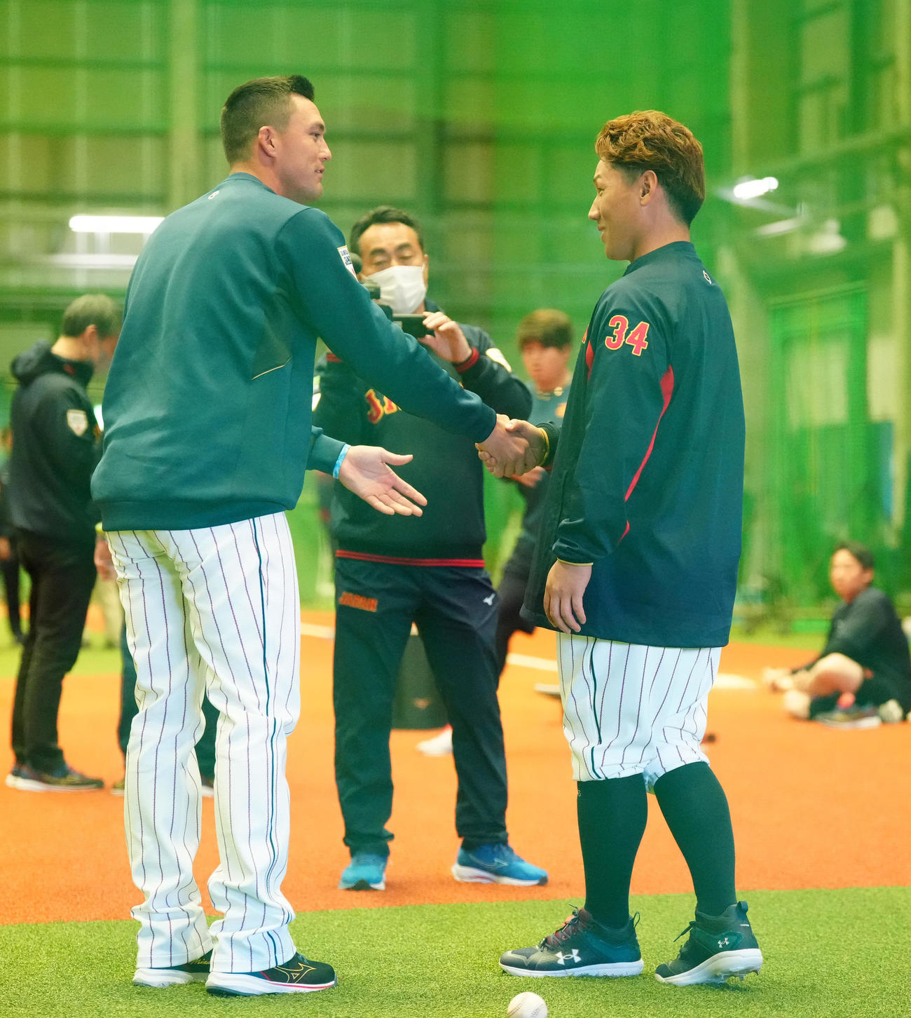 合流しヌートバー（左）と握手を交わす吉田（撮影・江口和貴）