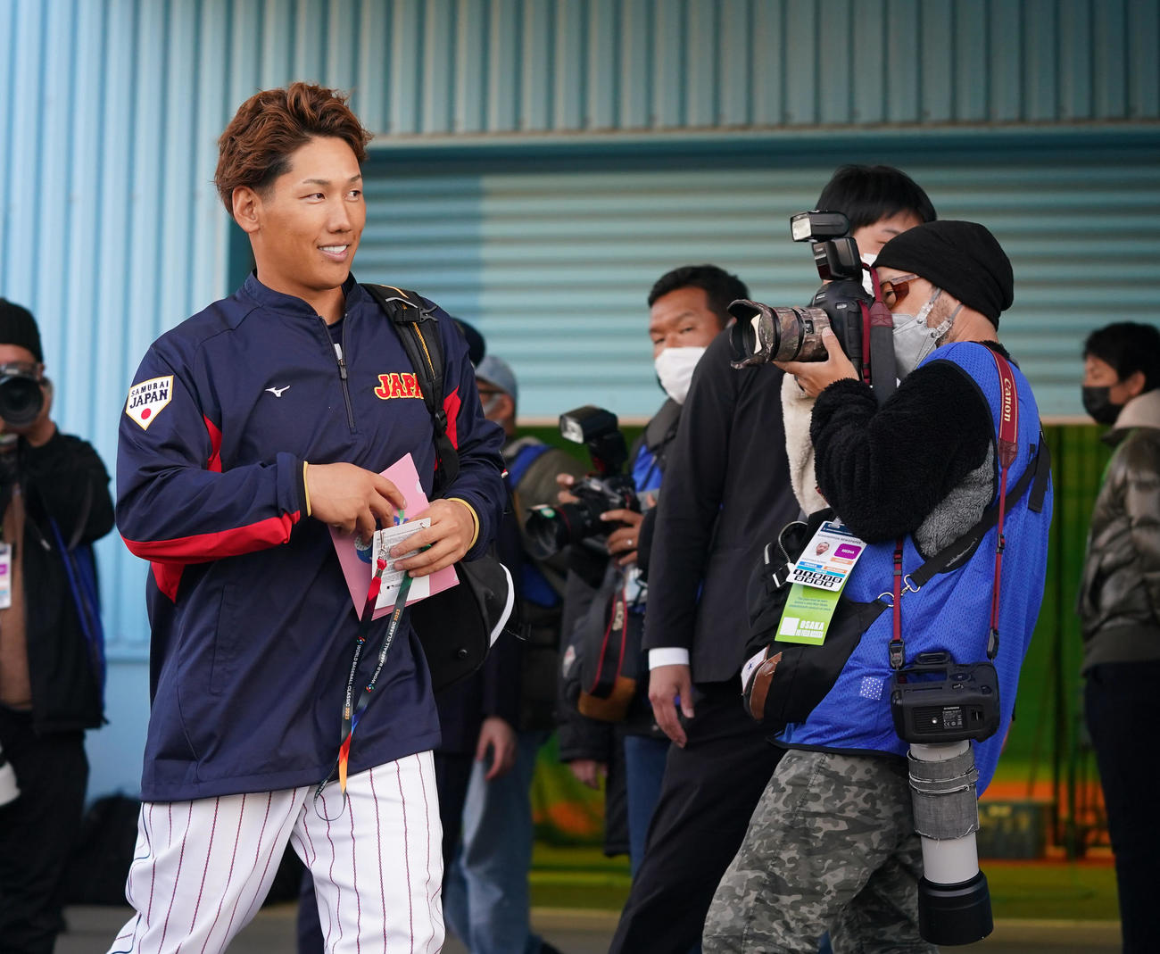 室内練習場での練習を終え、笑顔で引き揚げる吉田（撮影・狩俣裕三）