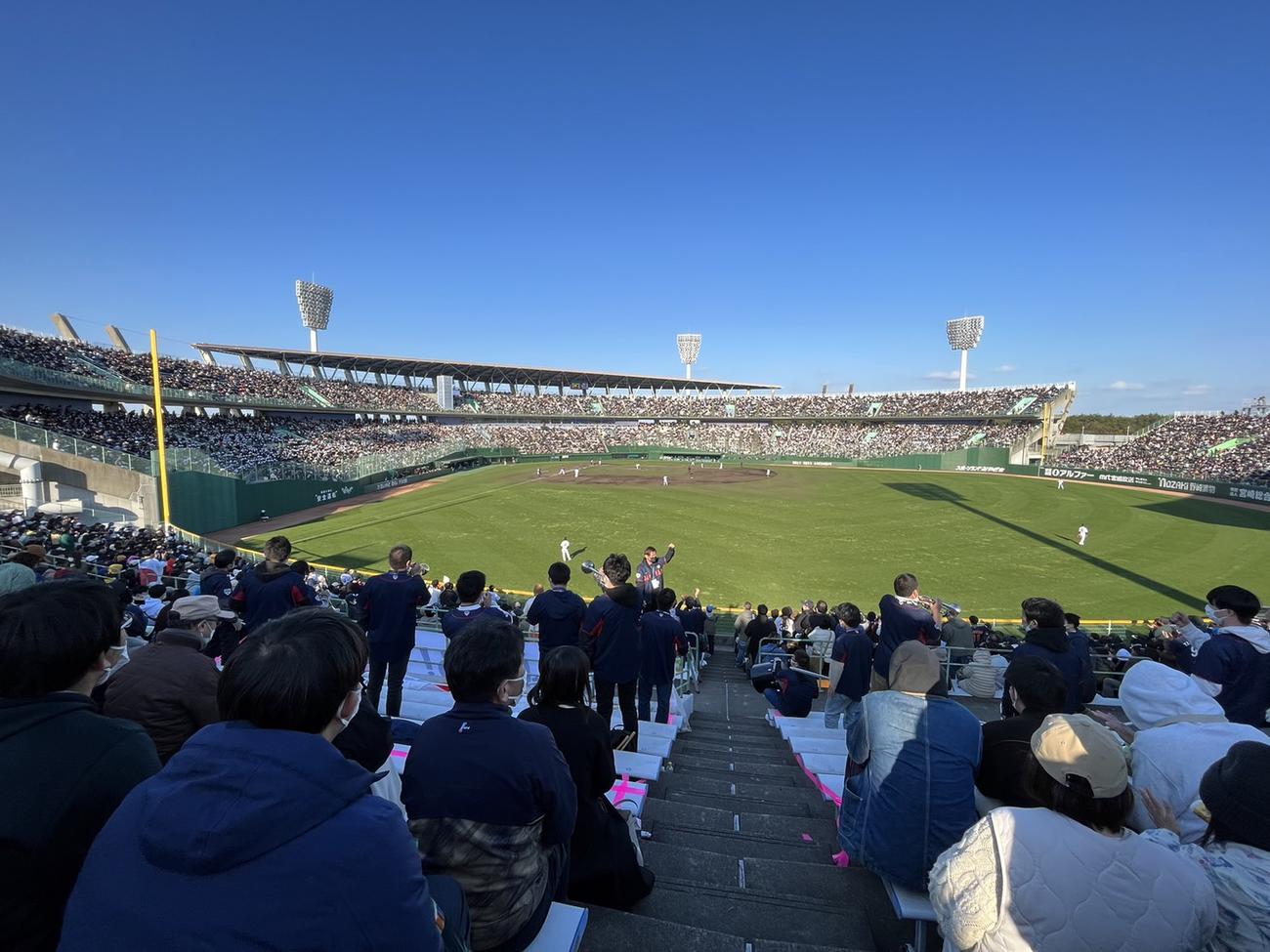ソフトバンクとの壮行試合で声援を送る侍ジャパン応援団（撮影・中野椋）