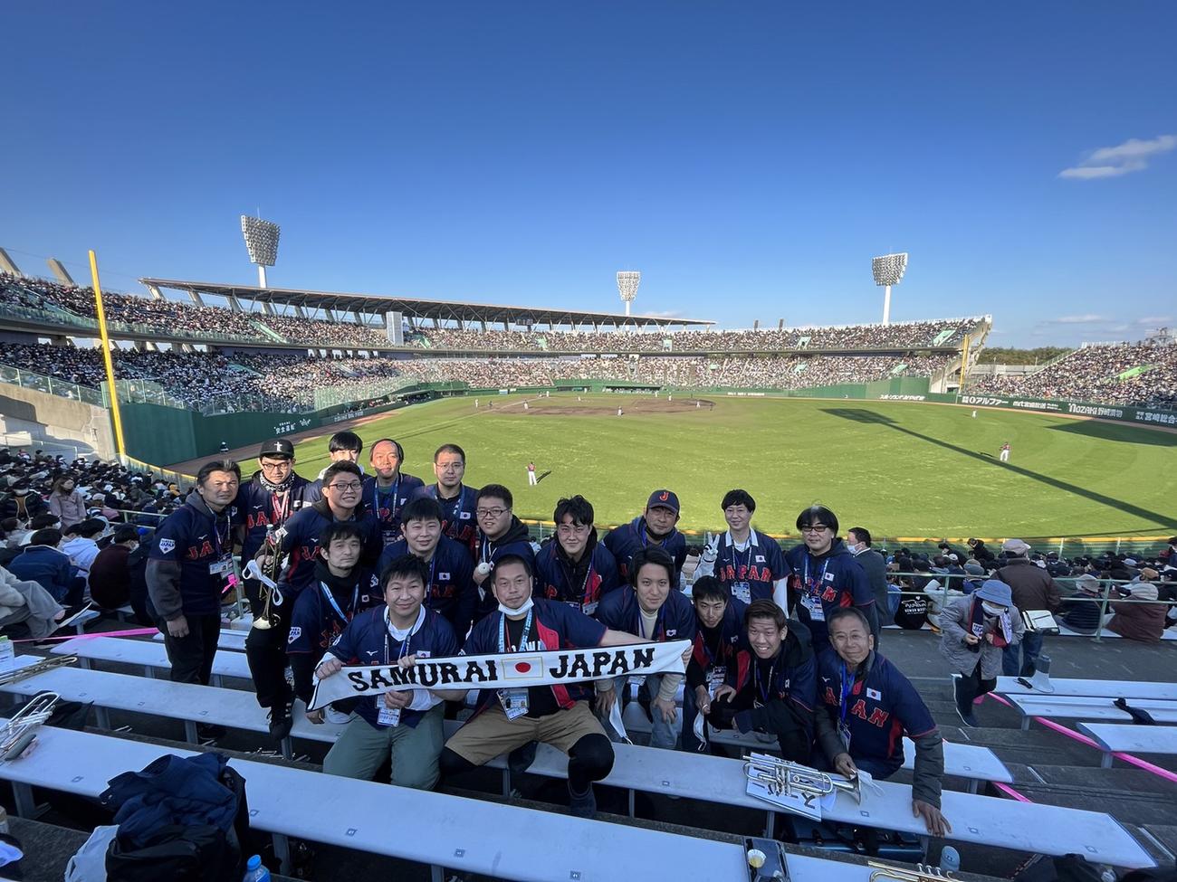 ソフトバンクとの壮行試合で声援を送る侍ジャパン応援団（撮影・中野椋）