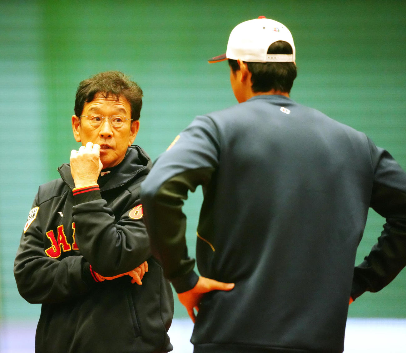 練習中、大谷（右）と言葉を交わす栗山監督（撮影・江口和貴）