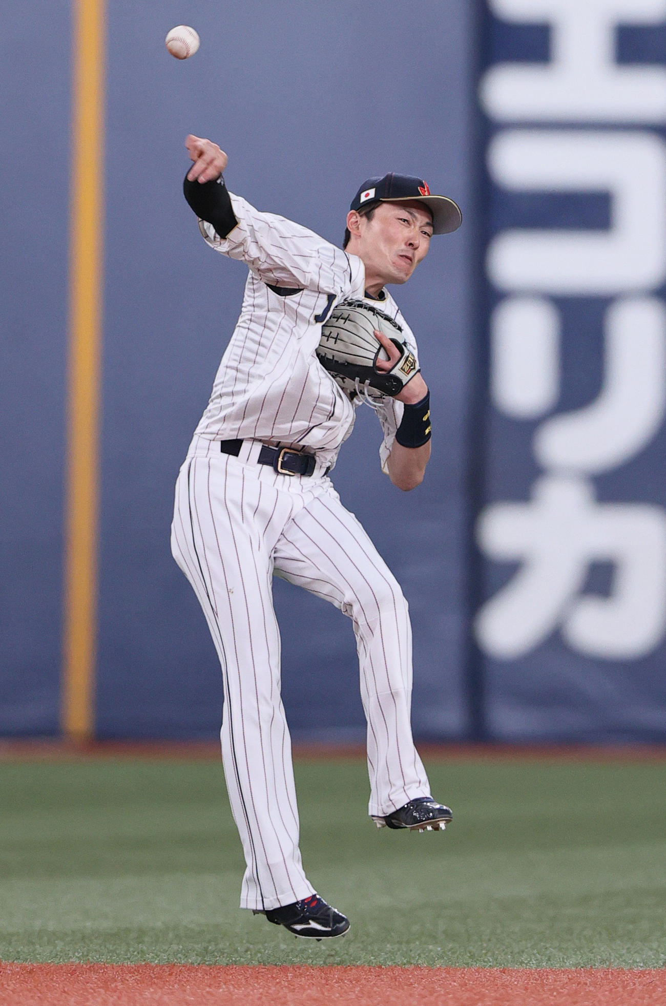 阪神対侍ジャパン　2回裏阪神2死、源田は井上の遊ゴロを好捕し送球する（撮影・上山淳一）