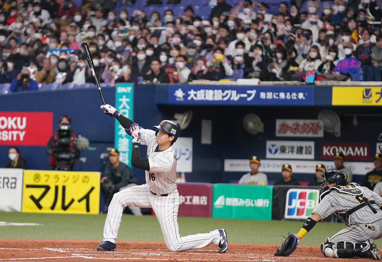 阪神対侍ジャパン　3回表侍ジャパン2死一、二塁、左ひざを付きながら3点本塁打を放つ大谷（撮影・狩俣裕三）