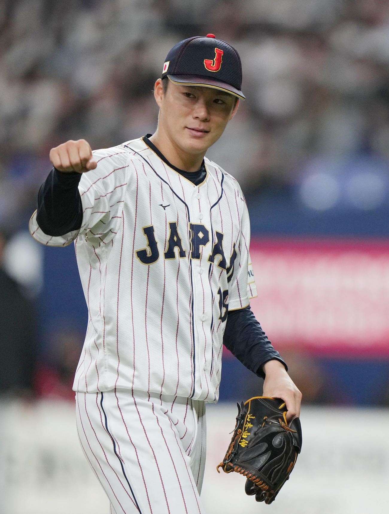 阪神対侍ジャパン　3回裏を終え、ポーズを決める侍ジャパン先発の山本（撮影・狩俣裕三）