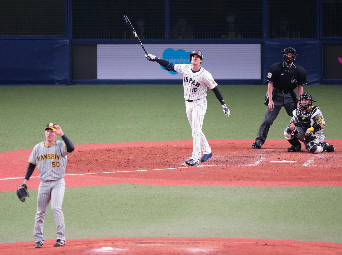 阪神対侍ジャパン　5回表侍ジャパン2死一、二塁、右中間に2打席連続となる3点本塁打を放つ大谷。投手富田（撮影・江口和貴）