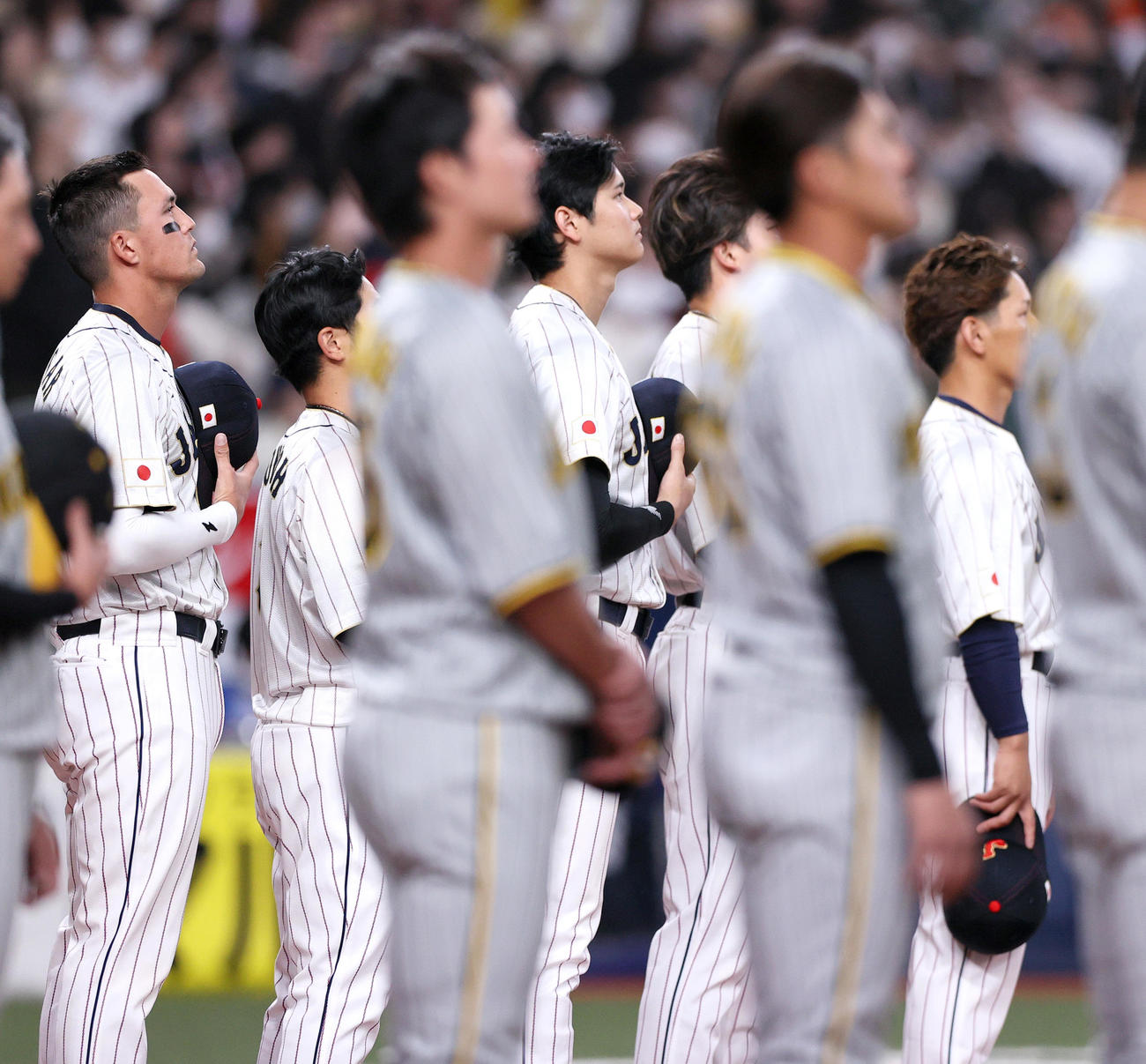 阪神対侍ジャパン　君が代を聞く両チームナイン（撮影・上山淳一）