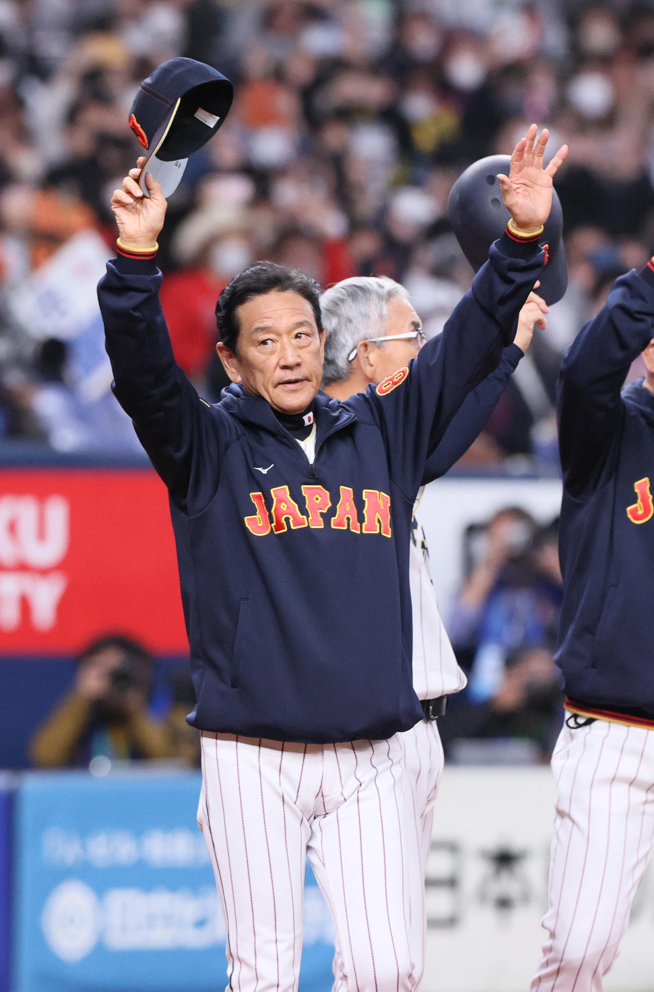 阪神対侍ジャパン　阪神に勝利し、スタンドのファンにあいさつする侍ジャパン栗山監督（撮影・上山淳一）