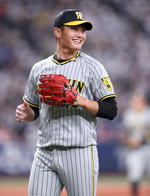 阪神対侍ジャパン　6回、阪神4番手で登板の西純は無失点に終え笑顔を見せる（撮影・上山淳一）