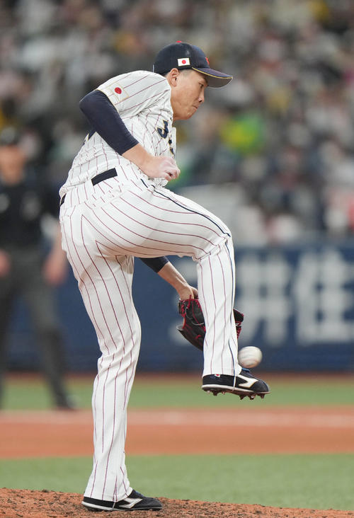 阪神対侍ジャパン　8回裏阪神無死、島田の投ゴロにグラブではじく湯浅（撮影・狩俣裕三）
