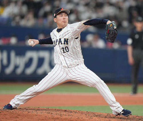 阪神対侍ジャパン　9回裏から登板する栗林（撮影・狩俣裕三）