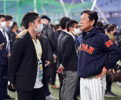 阪神対侍ジャパン　試合前、杉谷氏（左）と話をする栗山監督（撮影・狩俣裕三）