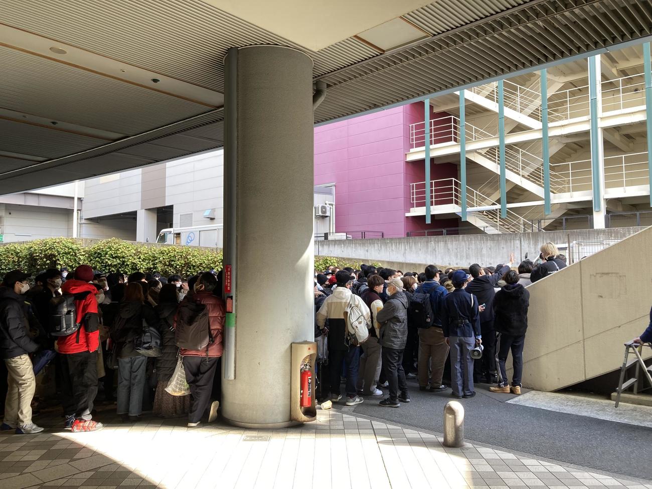 侍ジャパンの強化試合が行われる京セラドーム大阪で開場を待つ人たち