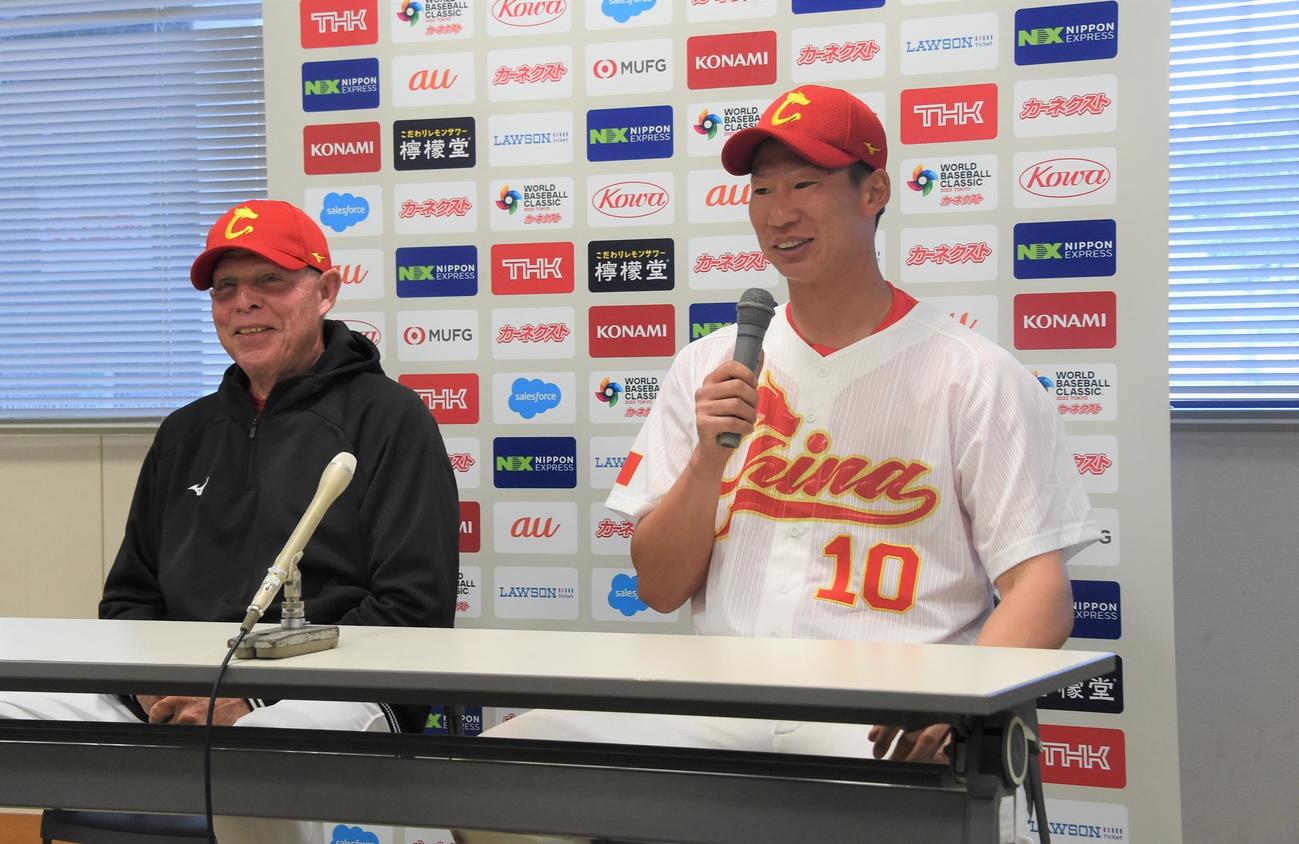中国対西部ガス　試合後の会見で笑顔を見せる中国の真砂とトレーナー監督（撮影・鈴木正章）