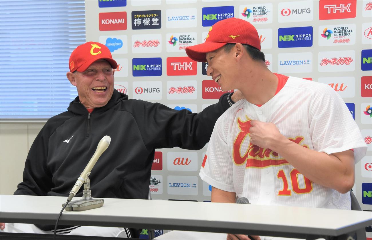 中国対西部ガス　試合後の会見で笑顔を見せる中国の真砂とトレーナー監督（撮影・鈴木正章）