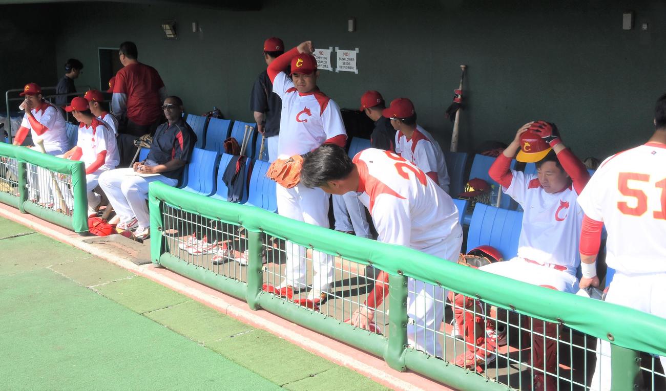 中国対西部ガス　試合前練習を終え開始に備える中国の選手たち（撮影・鈴木正章）