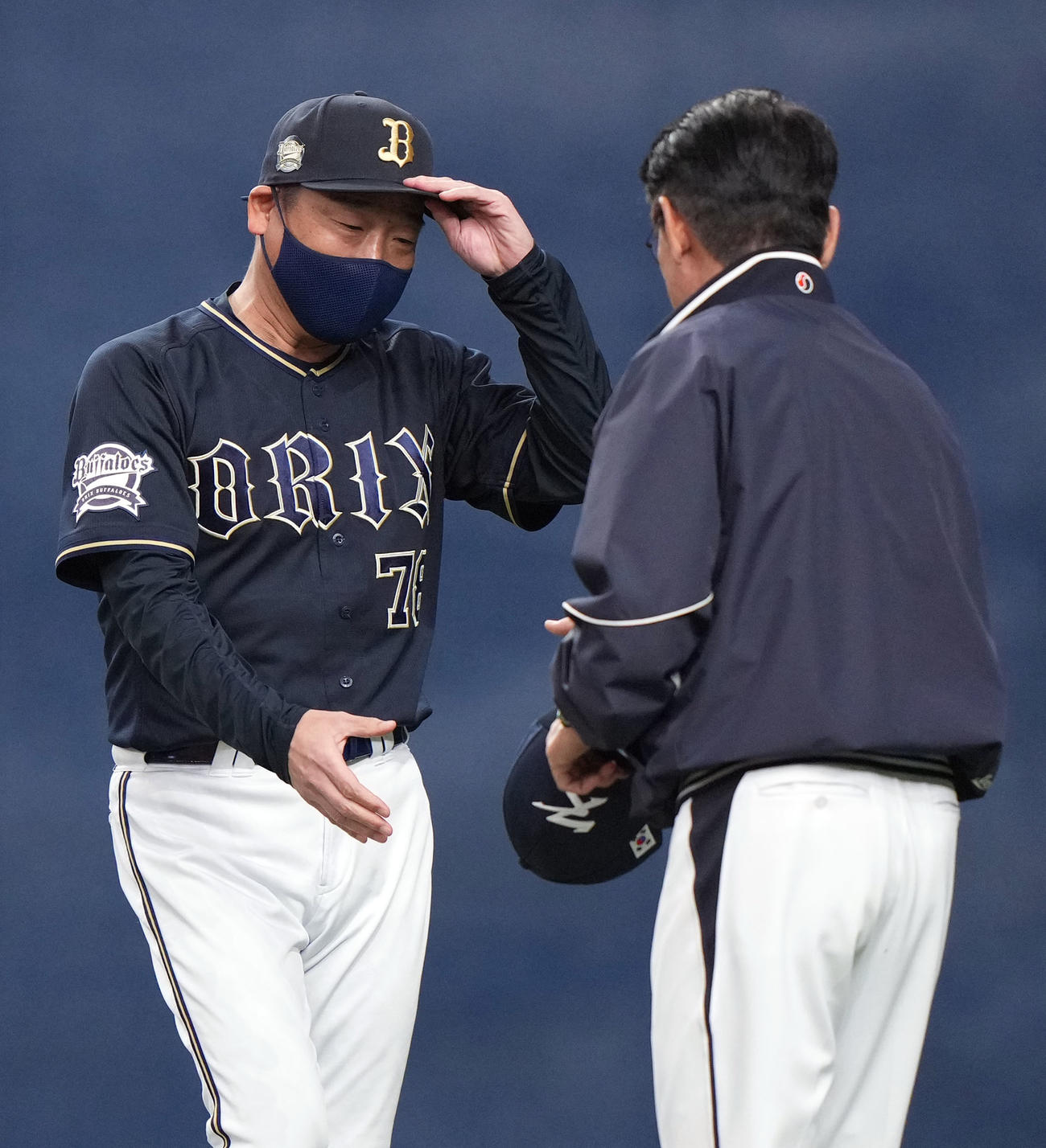 オリックス対韓国　試合後、韓国の李監督（右）と握手を交わす中嶋監督（撮影・狩俣裕三）