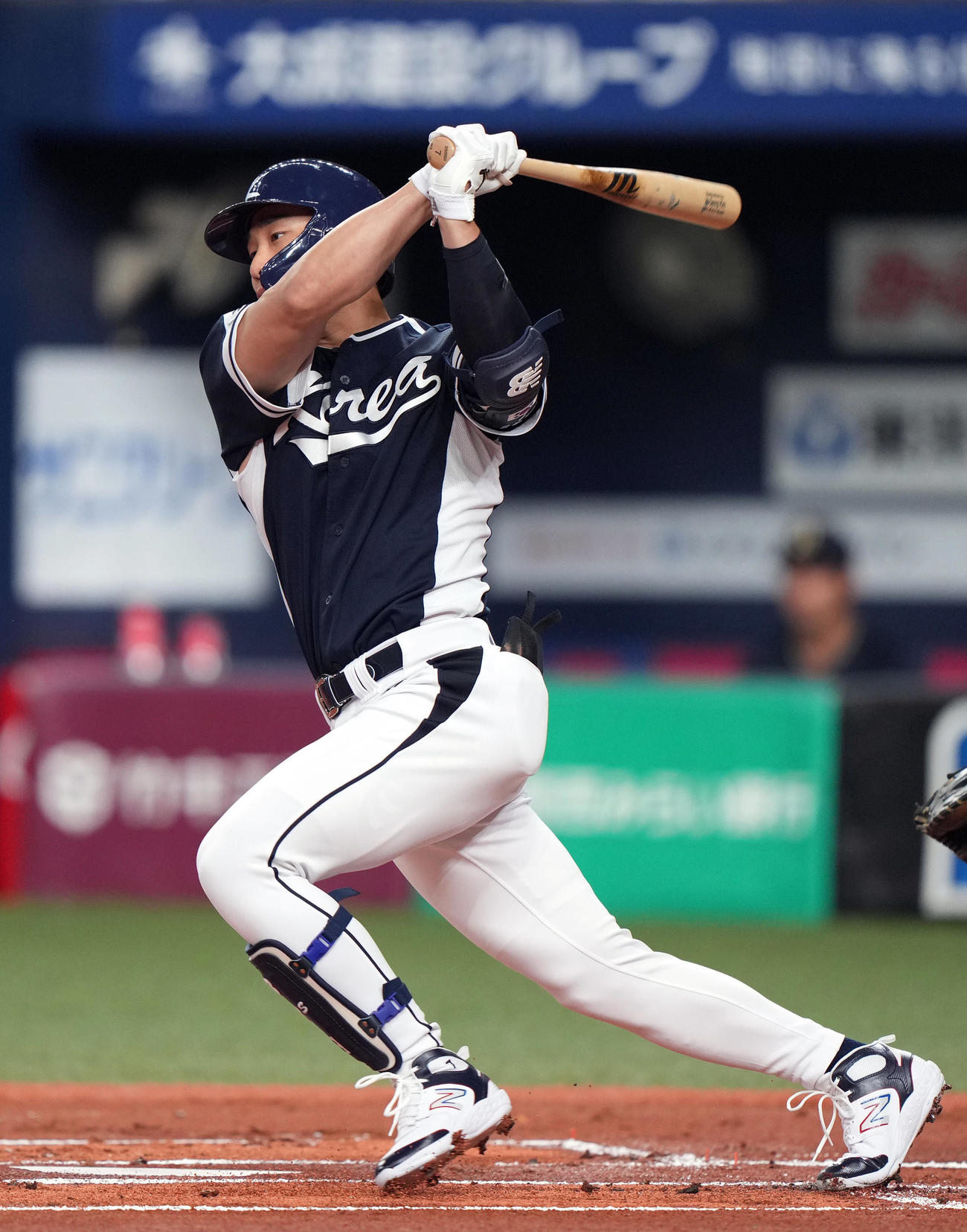 オリックス対韓国　1回表韓国1死、左前打を放つ金河成（撮影・狩俣裕三）