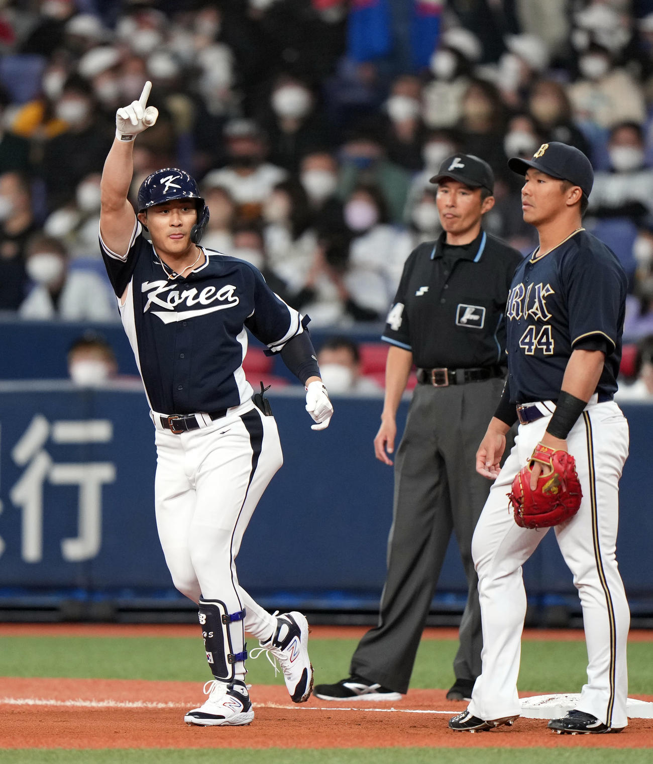 オリックス対韓国　1回表韓国1死、左前打を放つ金河成（左）（撮影・狩俣裕三）
