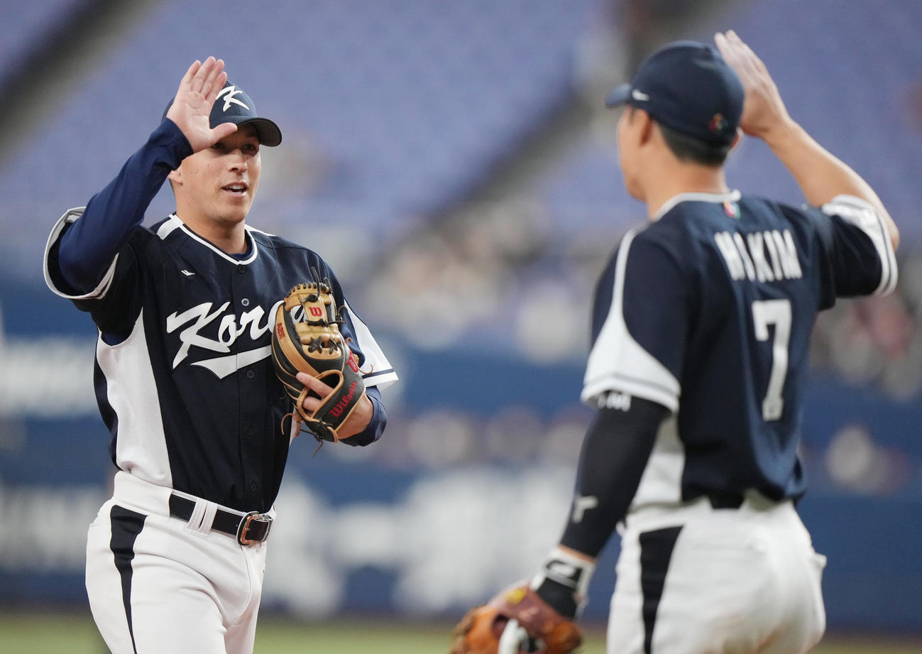 オリックス対韓国　2回裏を終え、金河成（右）に迎えられ、タッチを交わすエドマン（撮影・狩俣裕三）