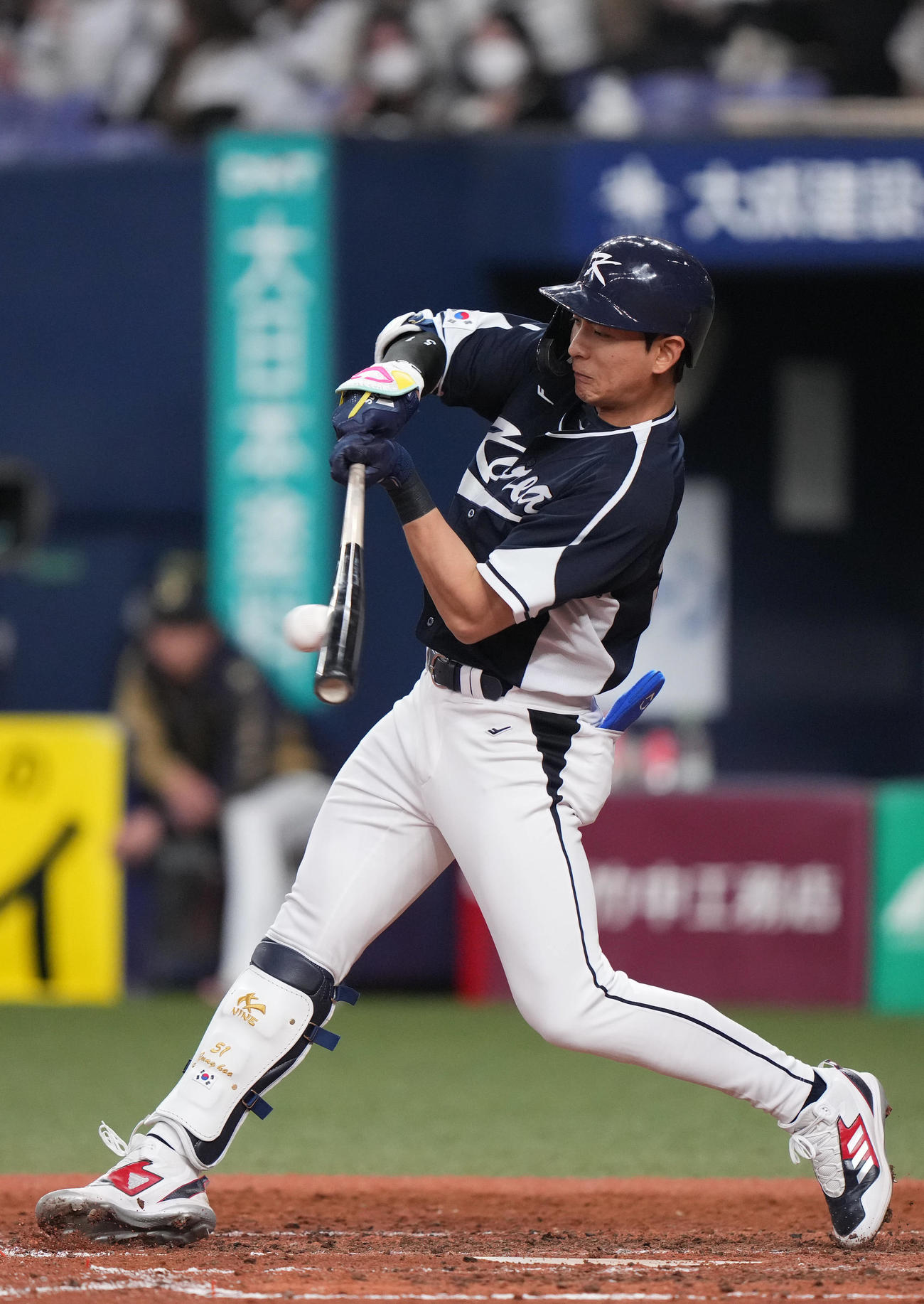 オリックス対韓国　9回表韓国無死、右前打を放つ李政厚（撮影・狩俣裕三）