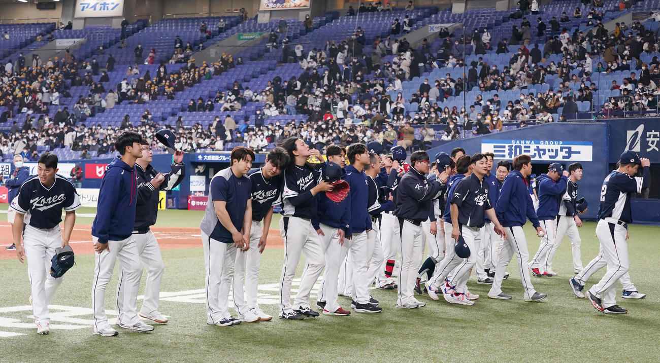 オリックス対韓国　試合後、ファンにあいさつする韓国代表の選手たち（撮影・狩俣裕三）