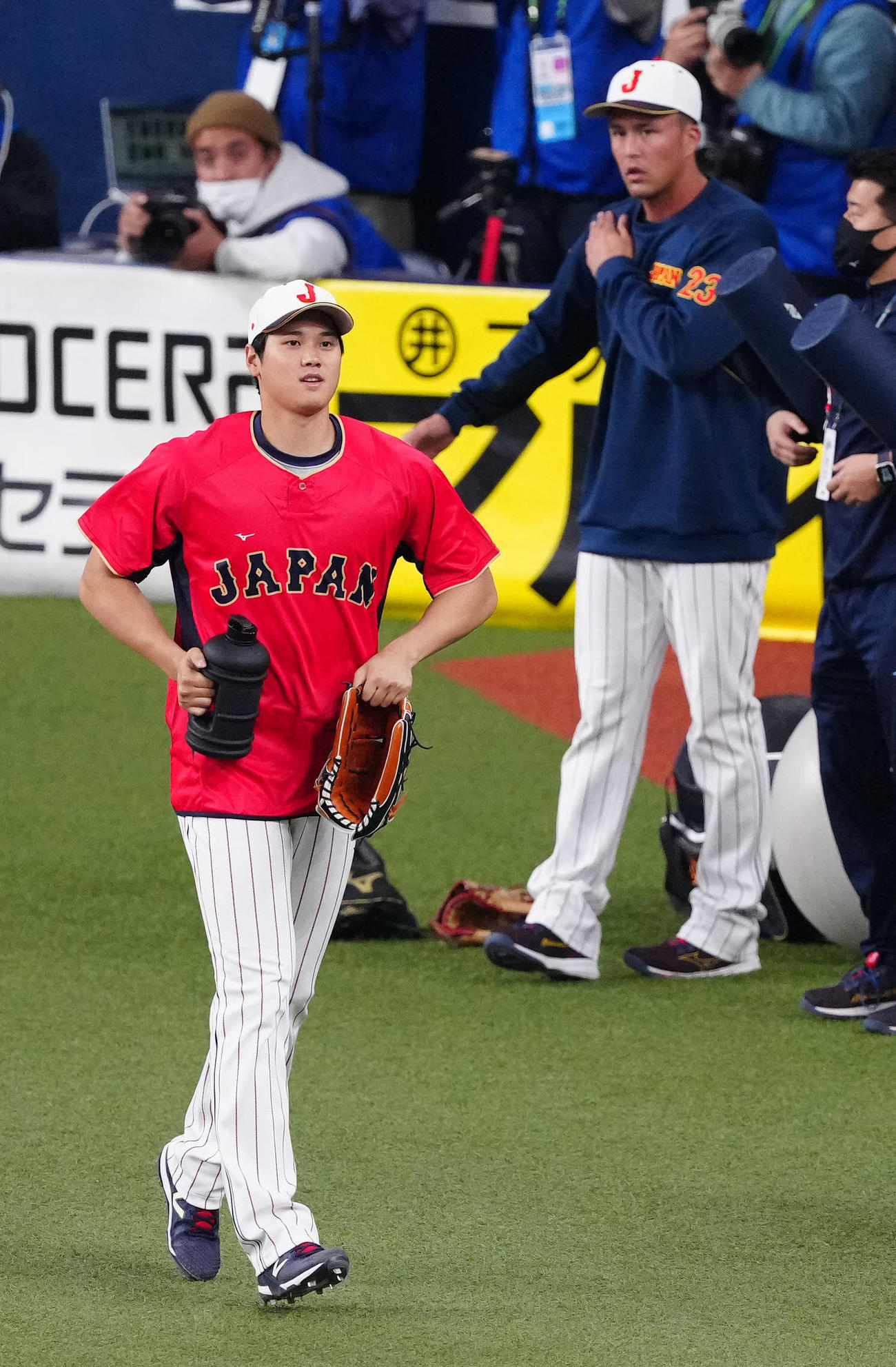 侍ジャパン対阪神　試合前練習に向かう大谷。後方はヌートバー（撮影・江口和貴）
