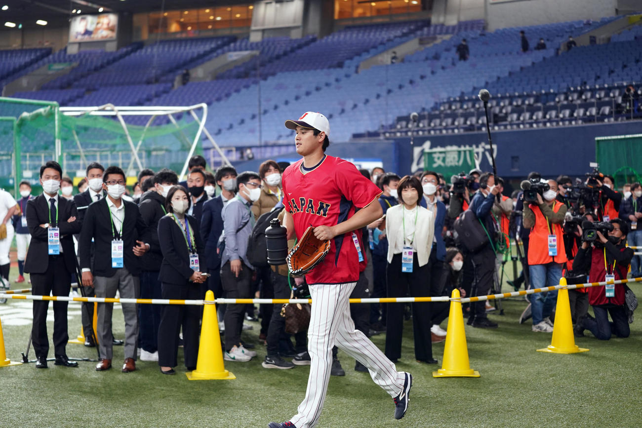 阪神対侍ジャパン　グラウンドに登場する大谷。右後方は高橋尚子氏（撮影・狩俣裕三）