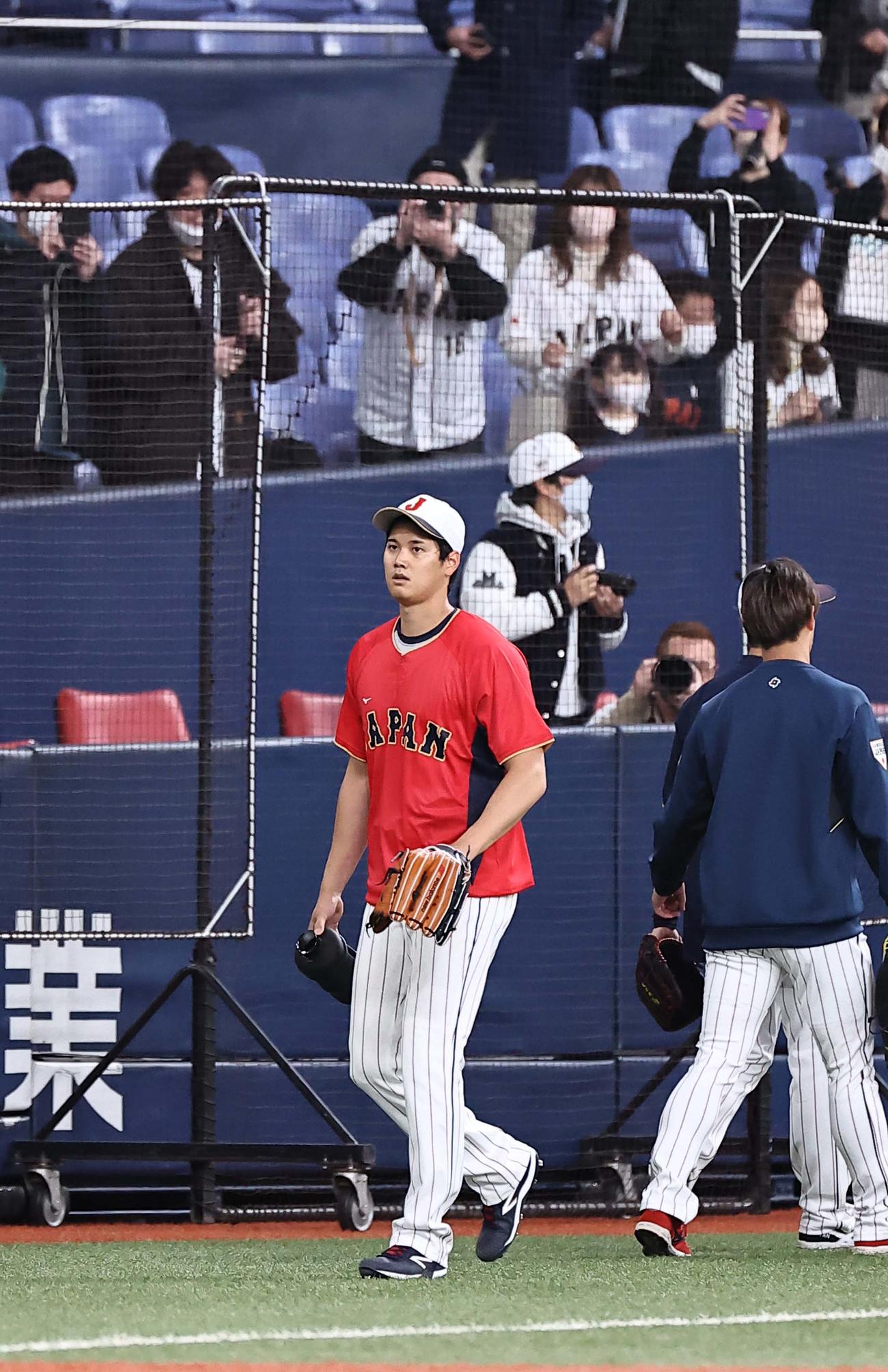 阪神対侍ジャパン　外野からベンチに向かう大谷（撮影・上田博志）