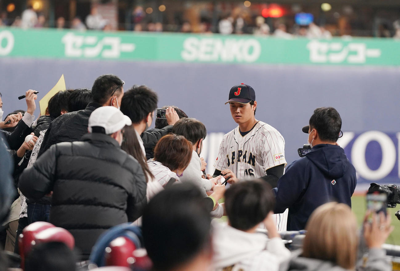 阪神対侍ジャパン　試合前、ファンにサインをする大谷（右）（撮影・狩俣裕三）