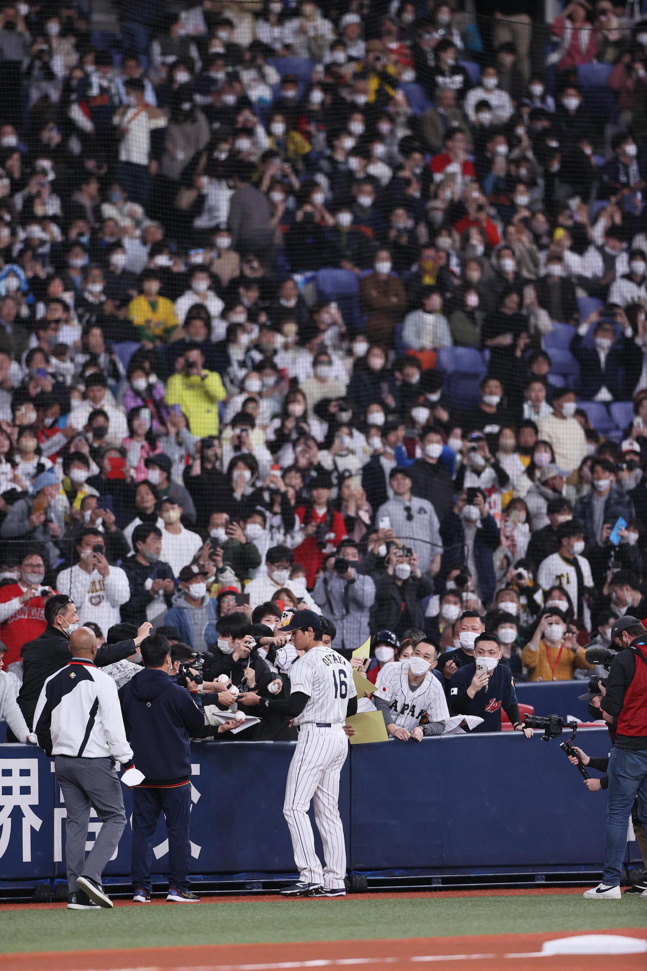 阪神対侍ジャパン　試合を前にファンにサインをする大谷（撮影・上山淳一）