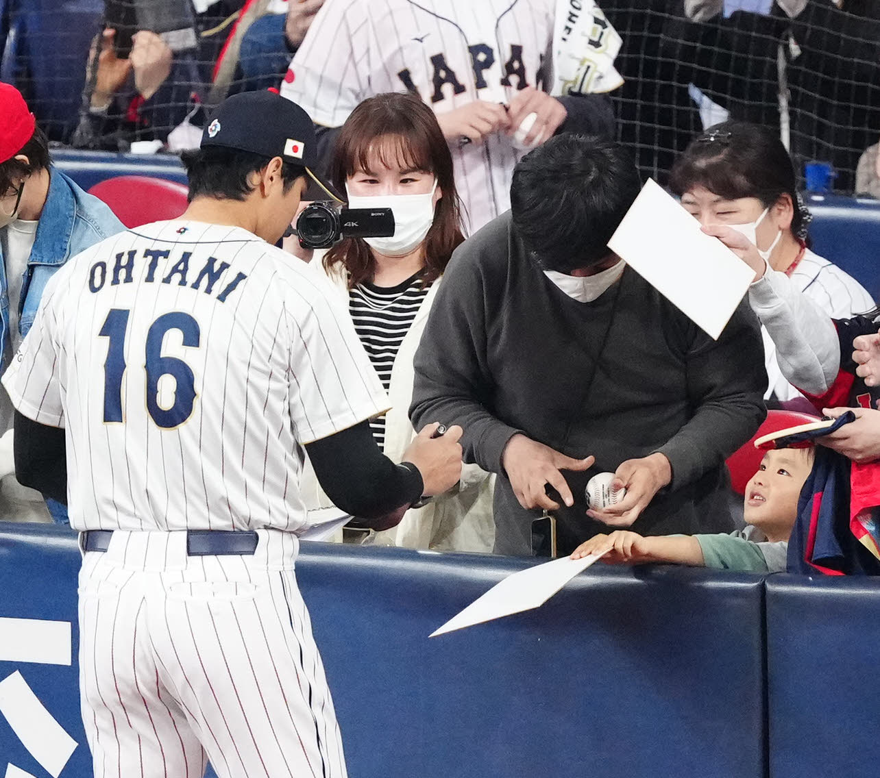 侍ジャパン対阪神　試合前、ファンにサインする大谷（撮影・江口和貴）