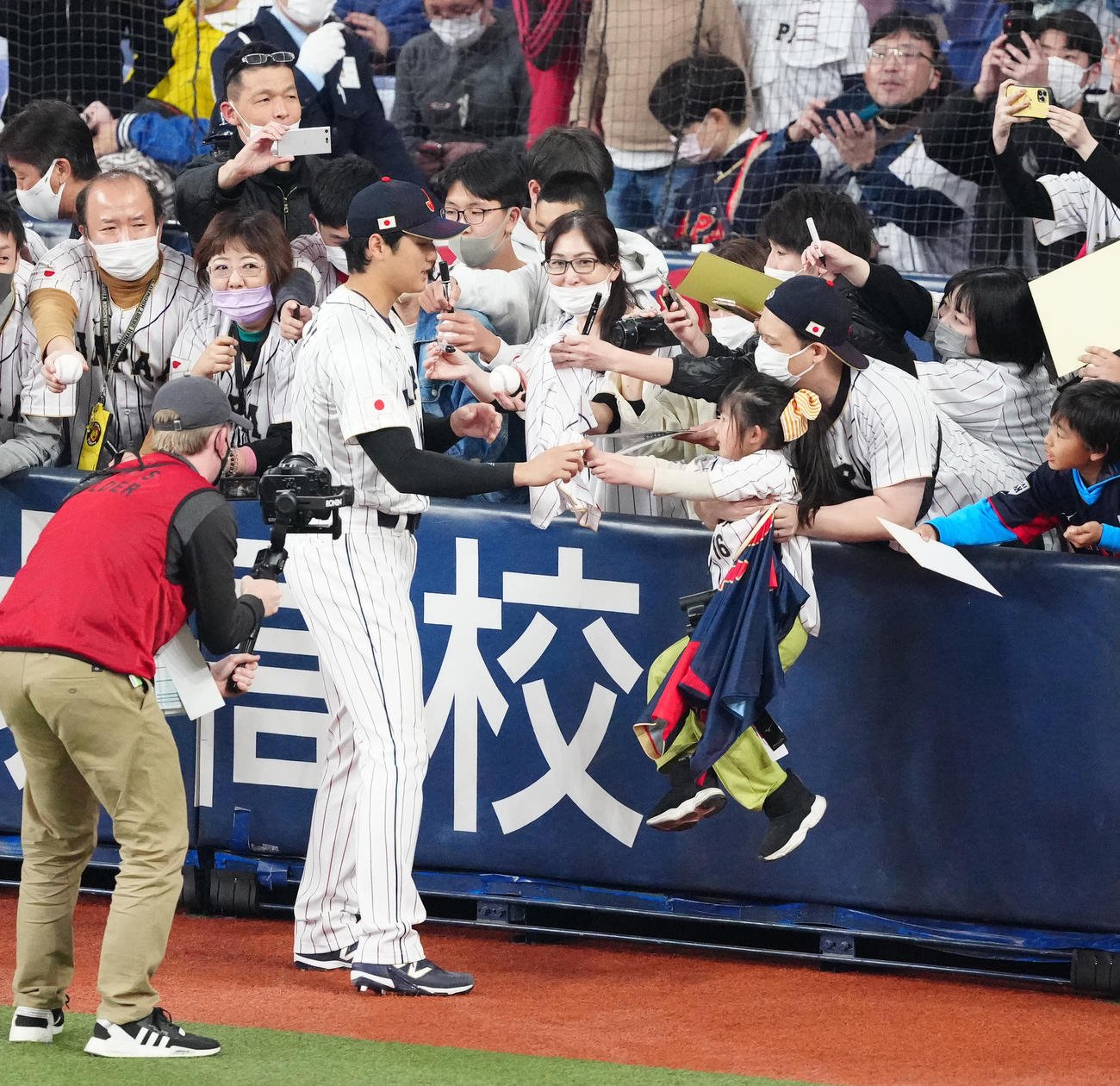 侍ジャパン対阪神　試合前、ファンにサインする大谷（撮影・江口和貴）