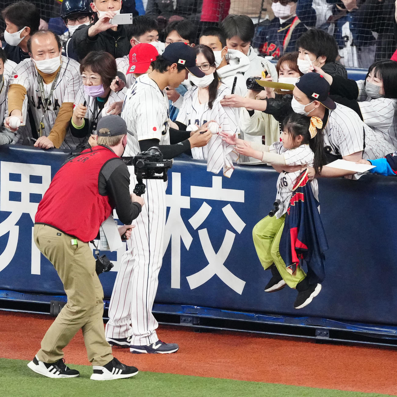 侍ジャパン対阪神　試合前、ファンにサインする大谷（撮影・江口和貴）