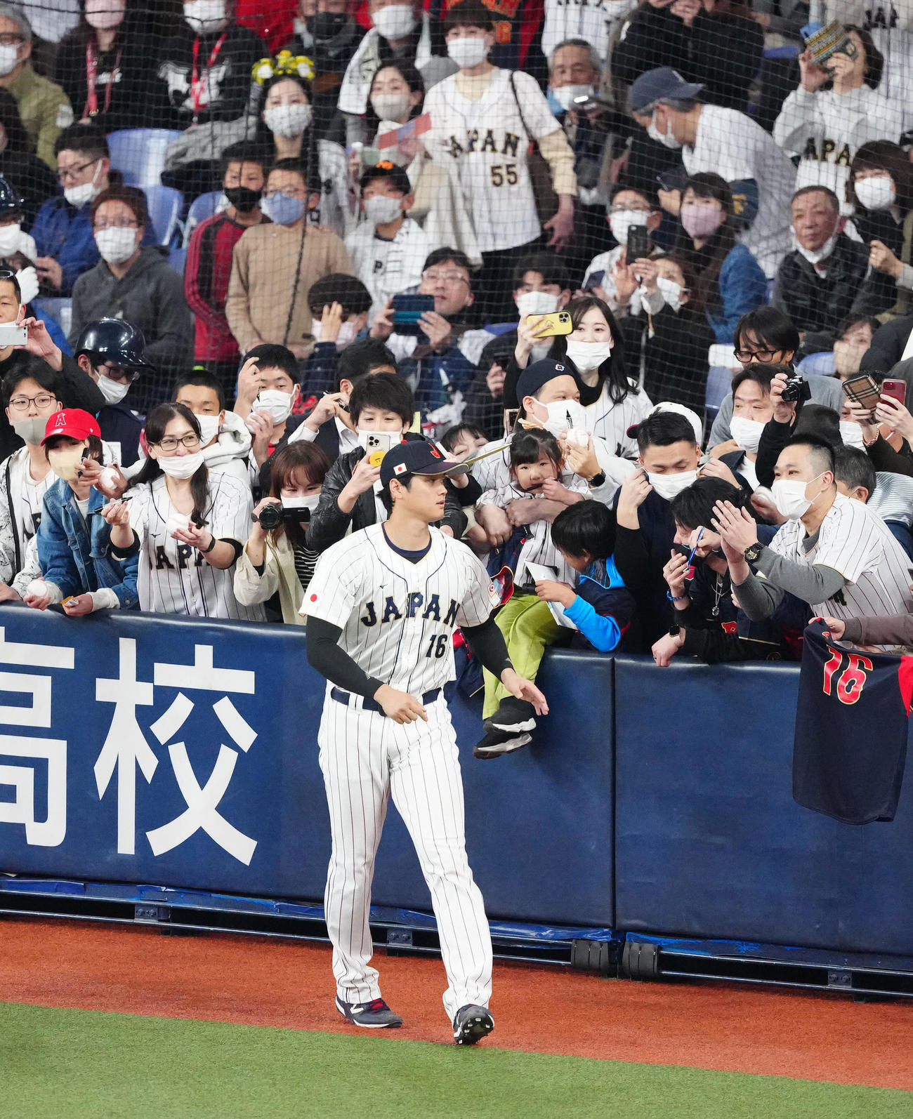 侍ジャパン対阪神　試合前、ファンにサインした大谷（撮影・江口和貴）