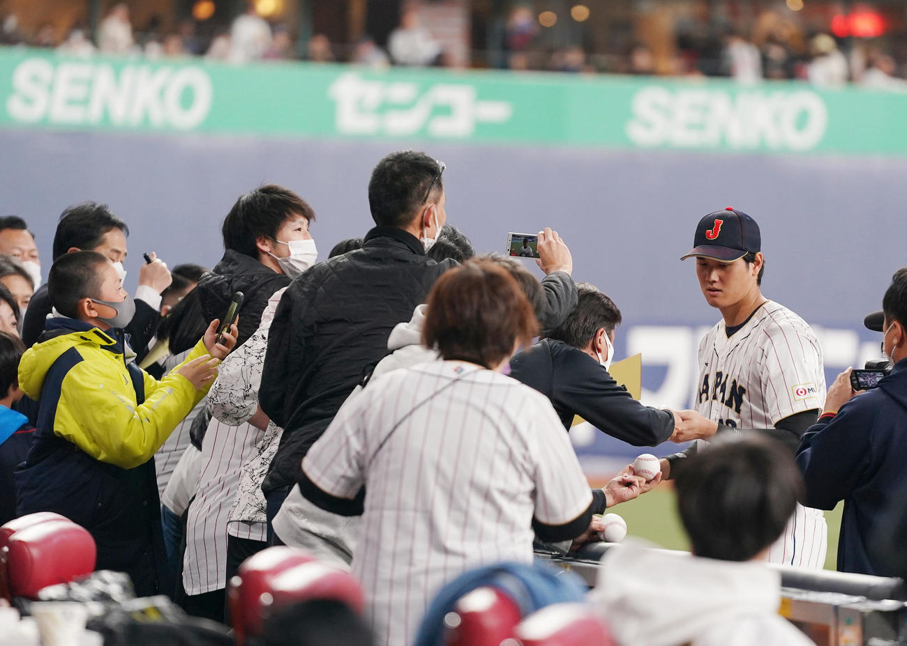 阪神対侍ジャパン　試合前、ファンにサインをする大谷（右）（撮影・狩俣裕三）