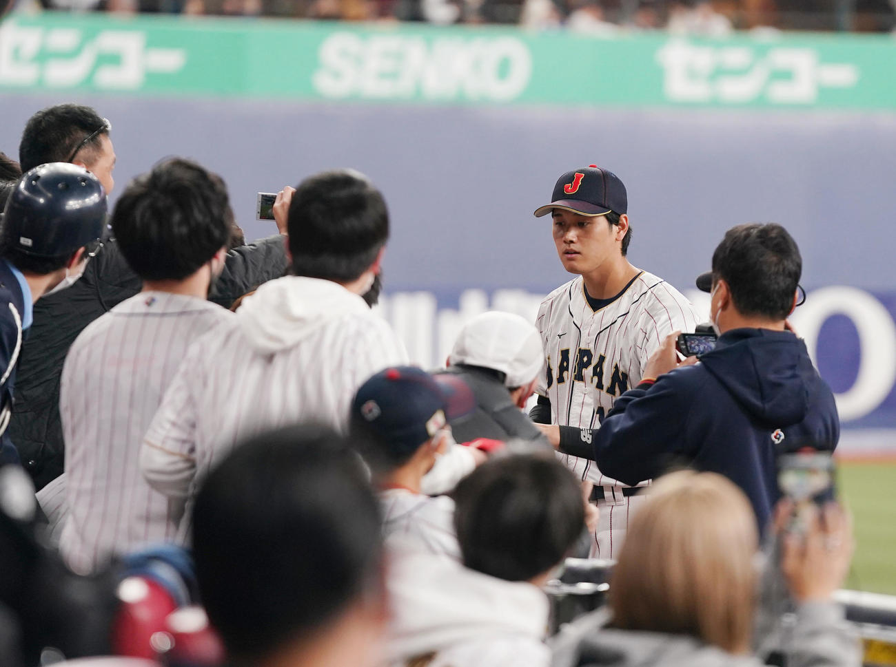 阪神対侍ジャパン　試合前、ファンにサインをする大谷（右）（撮影・狩俣裕三）