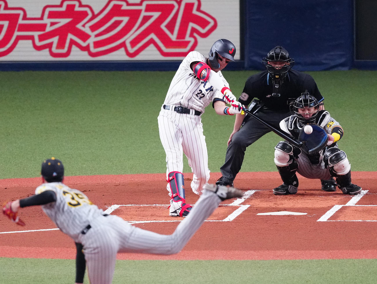 阪神対侍ジャパン　1回表侍ジャパン無死、中前打を放つヌートバー。投手才木（撮影・江口和貴）