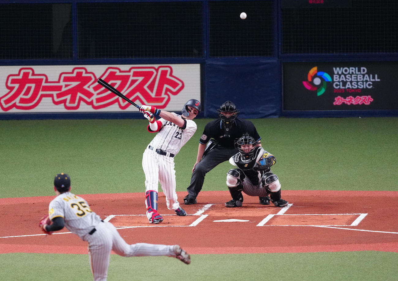 阪神対侍ジャパン　1回表侍ジャパン無死、中前打を放つヌートバー。投手才木（撮影・江口和貴）