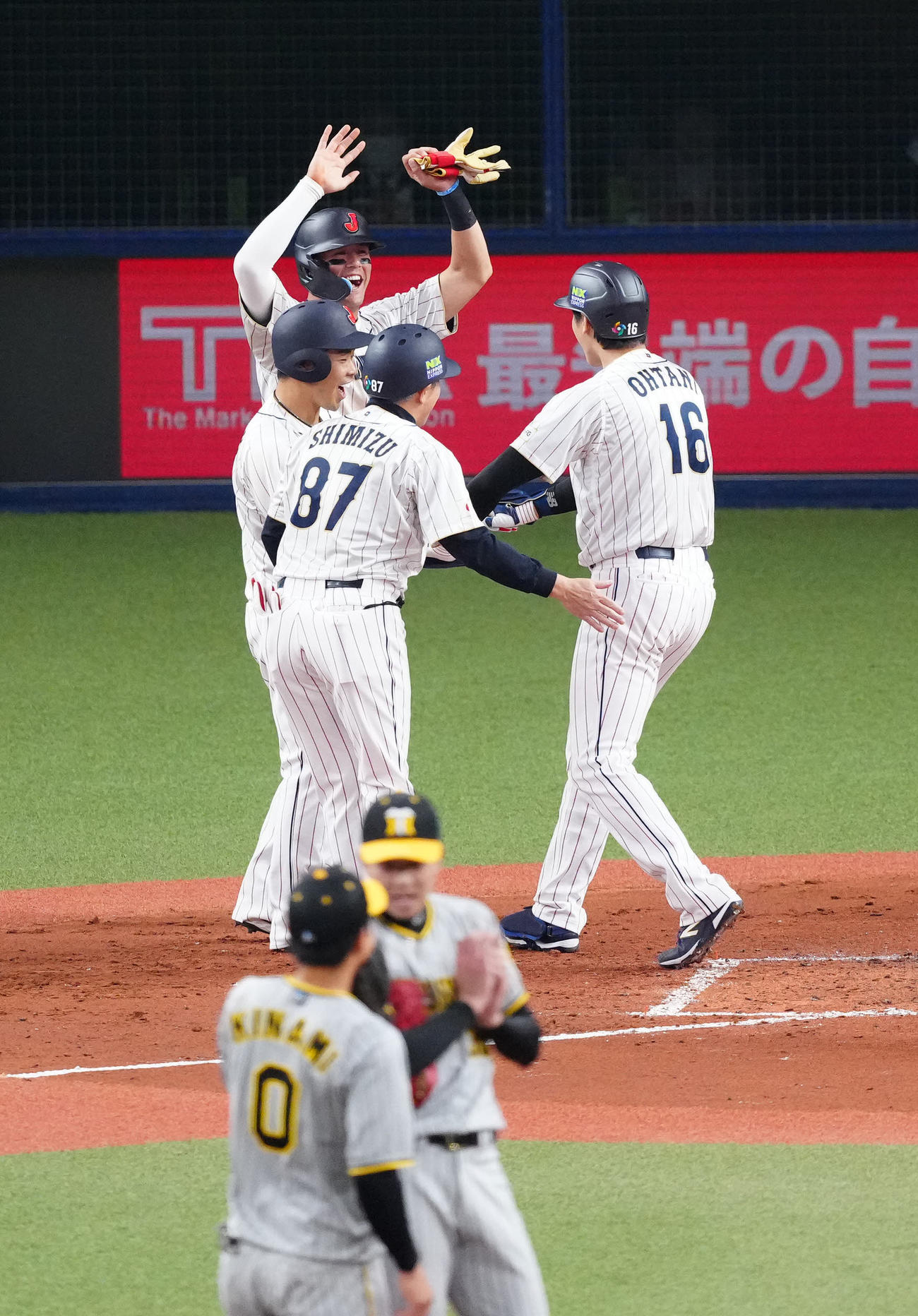 阪神対侍ジャパン　3回表侍ジャパン2死一、二塁、3点本塁打を放った大谷（右）を迎えるヌートバーら（撮影・江口和貴）