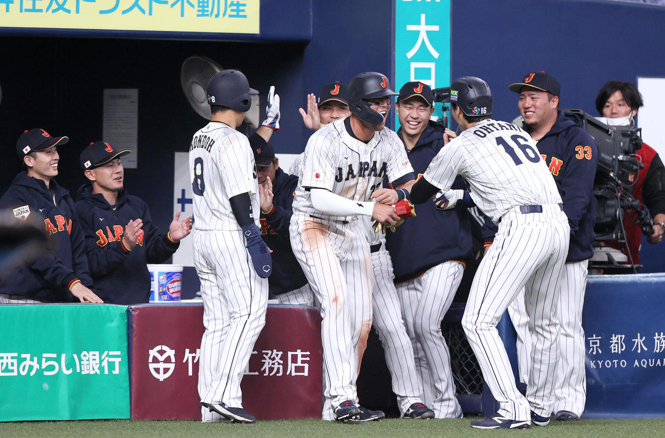 阪神対侍ジャパン　3回表侍ジャパン2死一、二塁、大谷（手前右）は中越え3点本塁打を放ちベンチ前でヌートバーらと喜び合う（撮影・上山淳一）