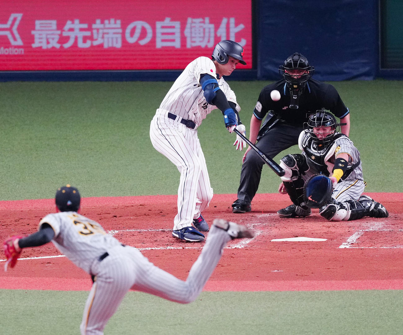 阪神対侍ジャパン　3回表侍ジャパン2死一、二塁、中越え3点本塁打を放つ大谷。投手才木（撮影・江口和貴）