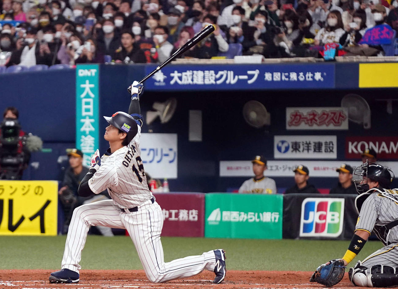 阪神対侍ジャパン　3回表侍ジャパン2死一、二塁、左ひざを付きながら中越え3点本塁打を放つ大谷（撮影・狩俣裕三）