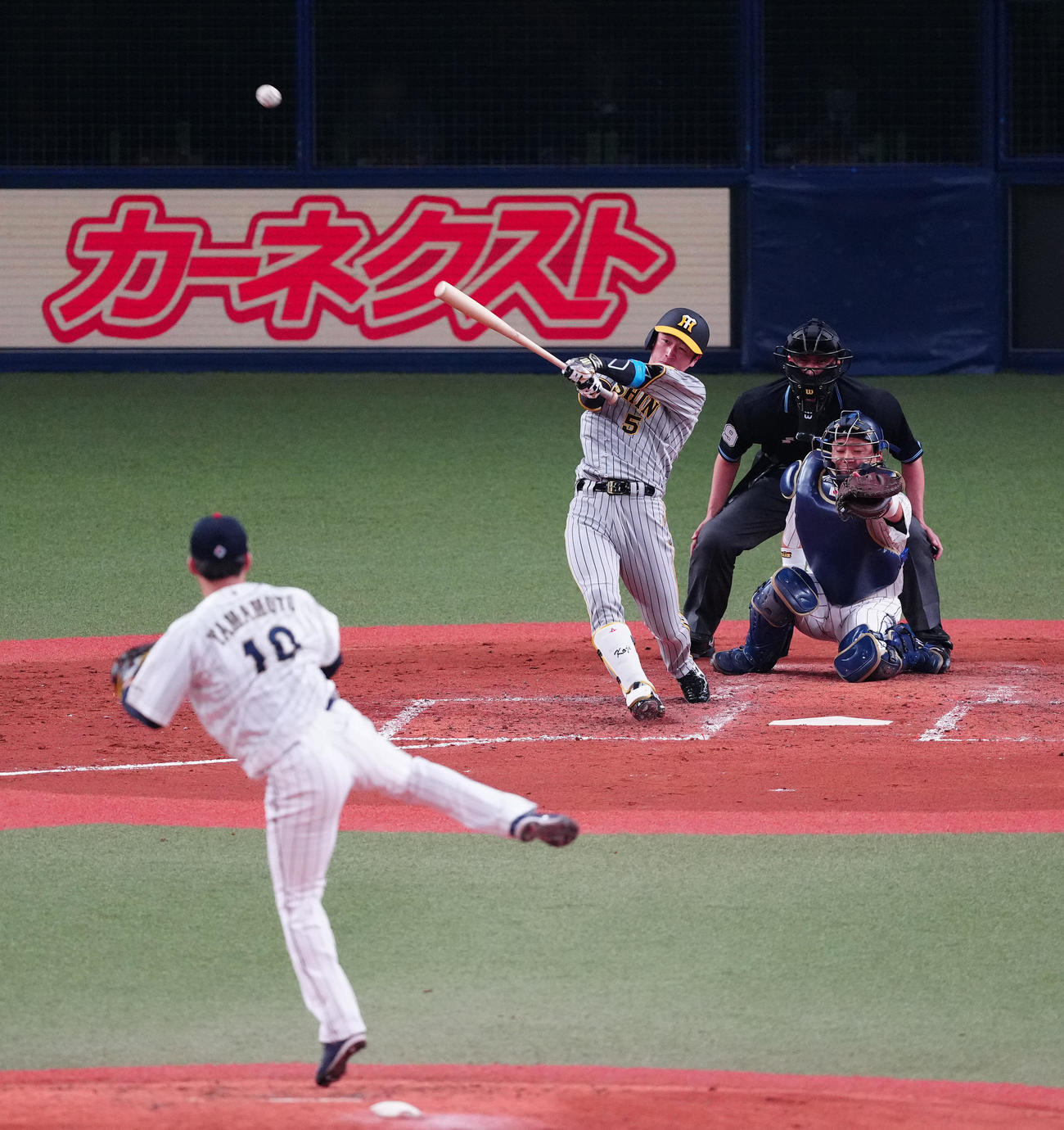 阪神対侍ジャパン　3回裏阪神2死、右越えソロ本塁打を放つ近本。投手山本（撮影・江口和貴）